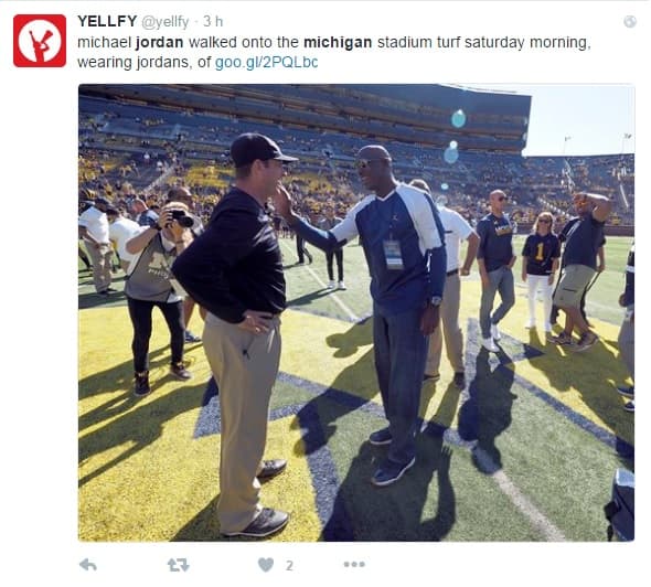 La leyenda del baloncesto fue recibida por el entrenador en jefe de los Wolverines, Jim Harbaugh, por supuesto vestido de su propia marca.