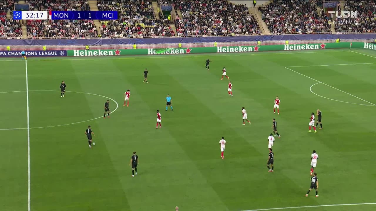 ¡CERCA! Phil Foden disparó que se estrella en el poste.