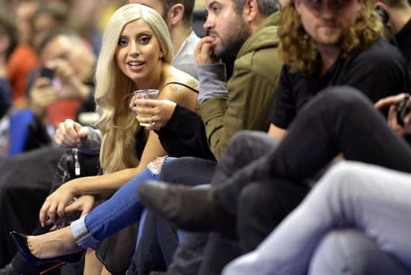 Los lentes de los fotógrafos tomaron más fotos de la estrella pop que del partido.