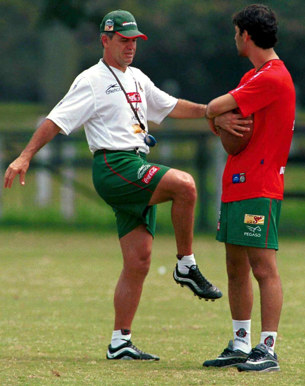 El primer reto de Javier Aguirre en las selecciones inició en el 2001 con México después de dirigir en Atlante y Pachuca.