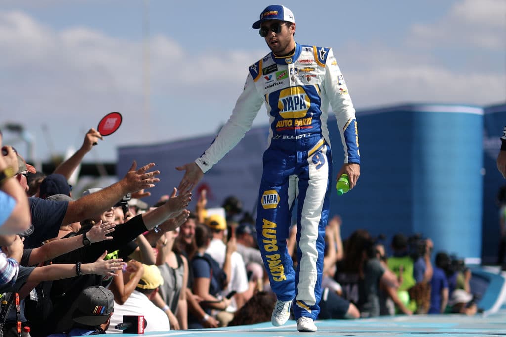 Chase Elliott, piloto del auto #9 NAPA Auto Parts Chevrolet, es prsentado ante los fanáticos, quienes lo vitorean, al ser uno de los más populares.