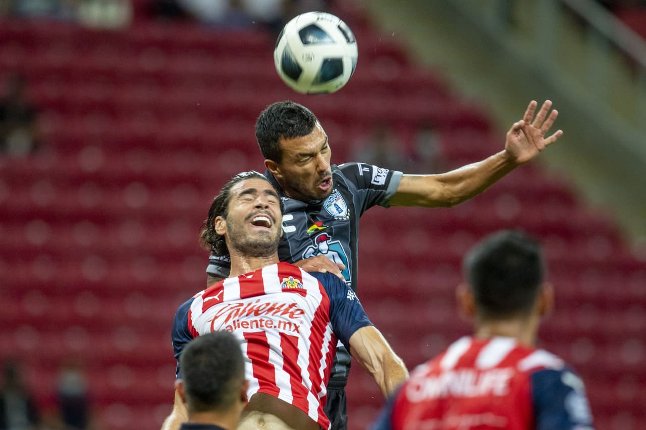 El partido se volvió cada vez más disputado en el medio campo, ya que ningún equipo cedía por completo la posesón.