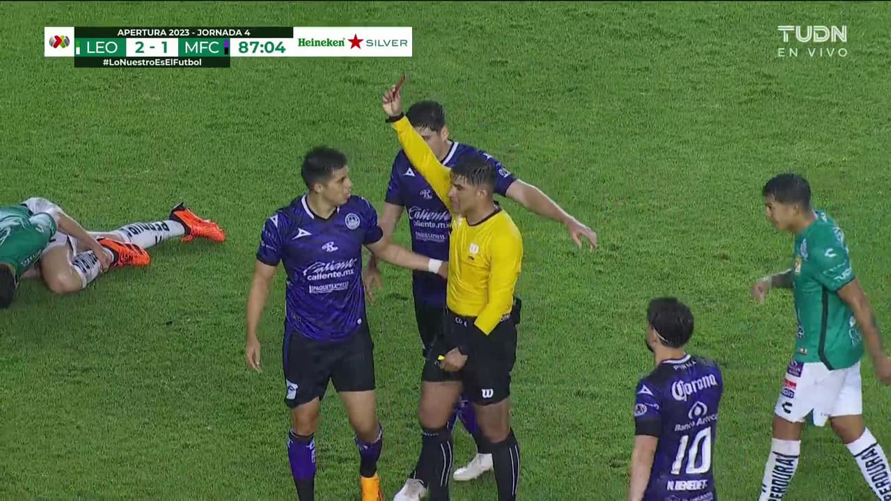 ¡Expulsión! El árbitro saca la roja directa a Bryan Colula.
