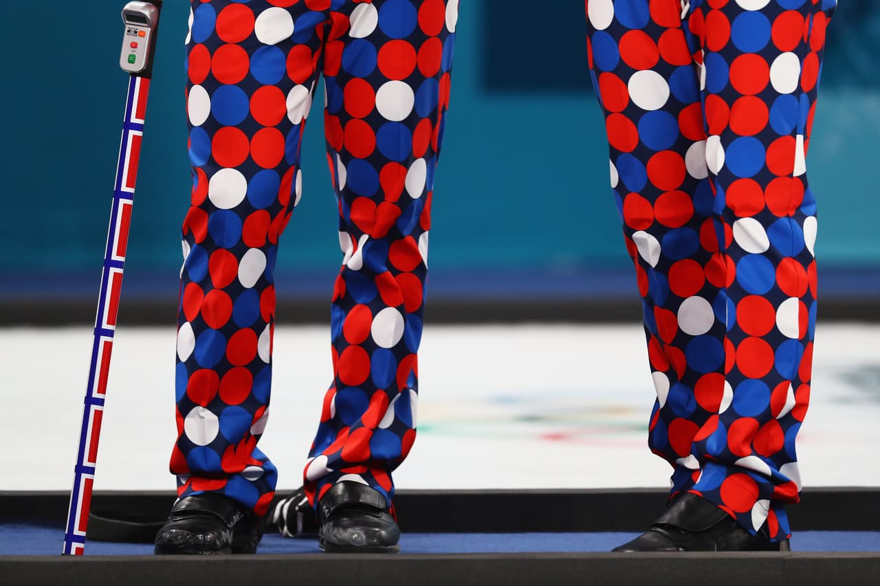 El equipo masculino de curling en Pyeongchang 2018, que siempre usa el mismo color de playera, ha sorprendido con sus pantalones de curiosos diseños, que hasta corazones tuvieron en San Valentín.
