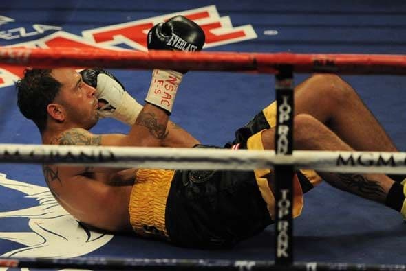 Foreman tumbó dos veces a Santos, quien además resbaló en un par de ocasiones.