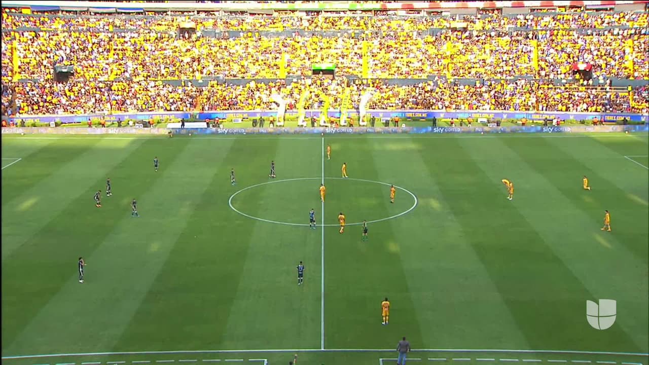 Arranca el partido y la pelota está en juego.