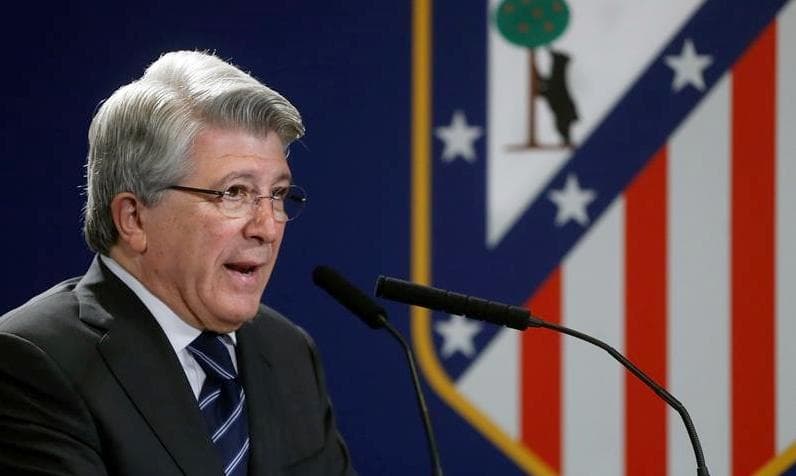 Se apropió indebidamente del equipo y llevó a cabo una estafa al club, teniendo como cómplices a Enrique Cerezo y su hijo Miguel Ángel Gil.