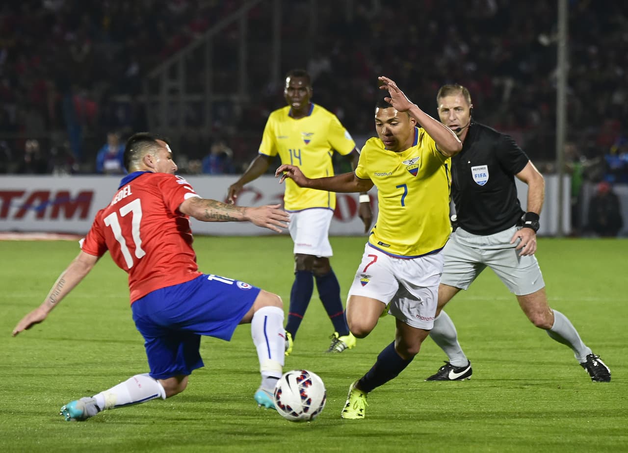 Mauricio Isla, el lateral fue pieza importante para su equipo al detener varios de los embates de los ecuatorianos en su debut en la Copa, además de darse tiempos para agregarse al frente y meter centros para sus delanteros.