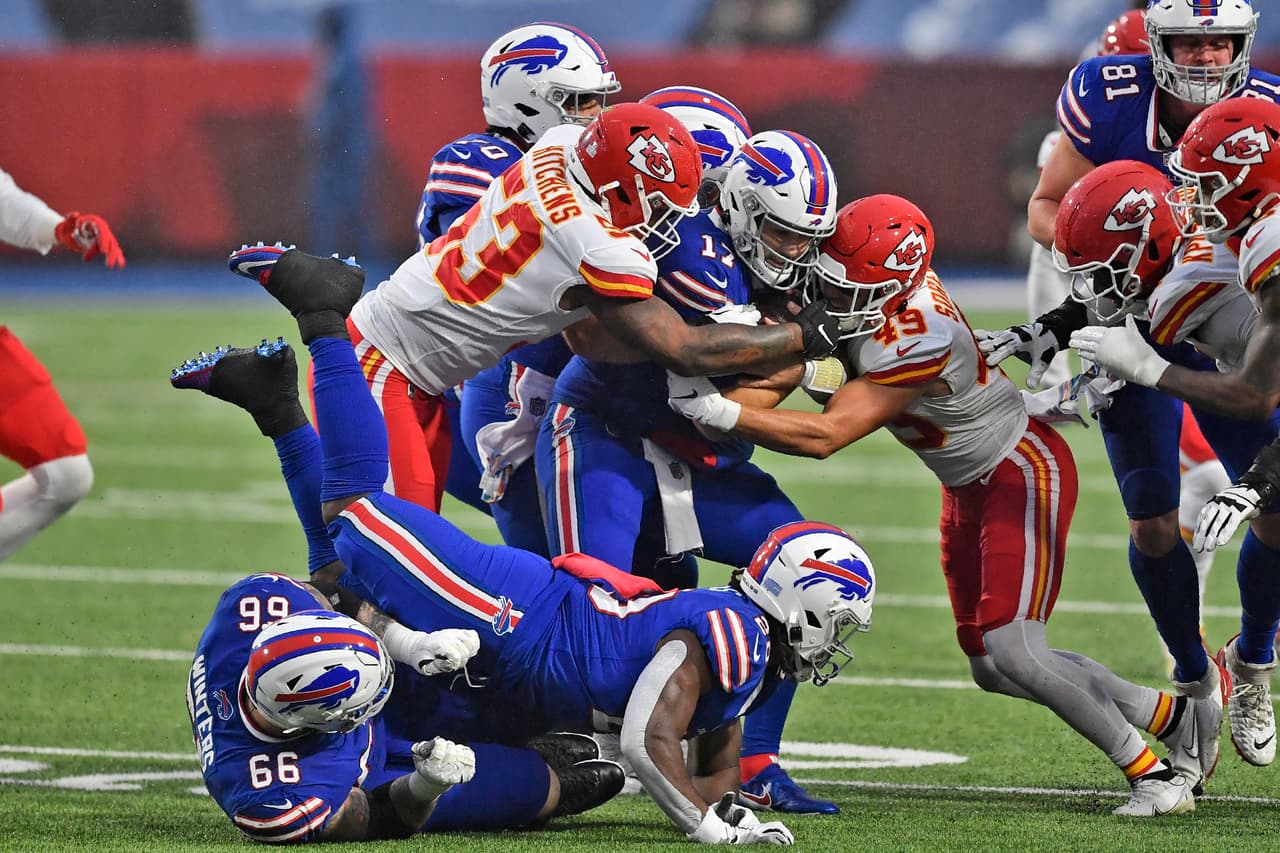 Clyde Edwards-Helaire conisguió romper las 150 yardas por aire en la victoria 26-17 sobre los Buffalo Bills.