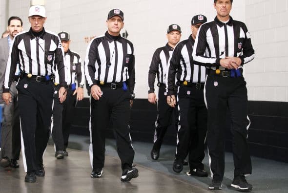 El staff de árbitros preparados para salir al campo.