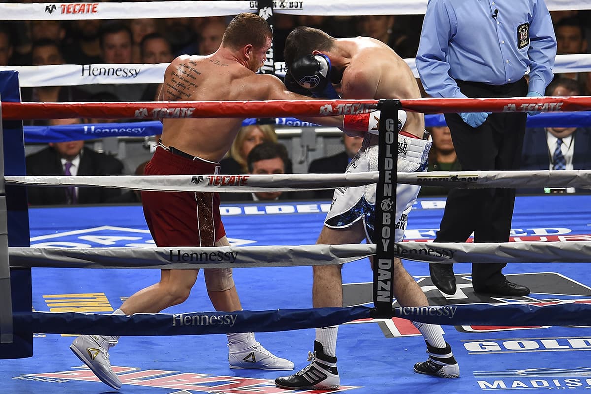 Con golpes en busca del hígado, 'Canelo' Álvarez comenzó a diezmar al británico Fielding quien tuvo poca resistencia.