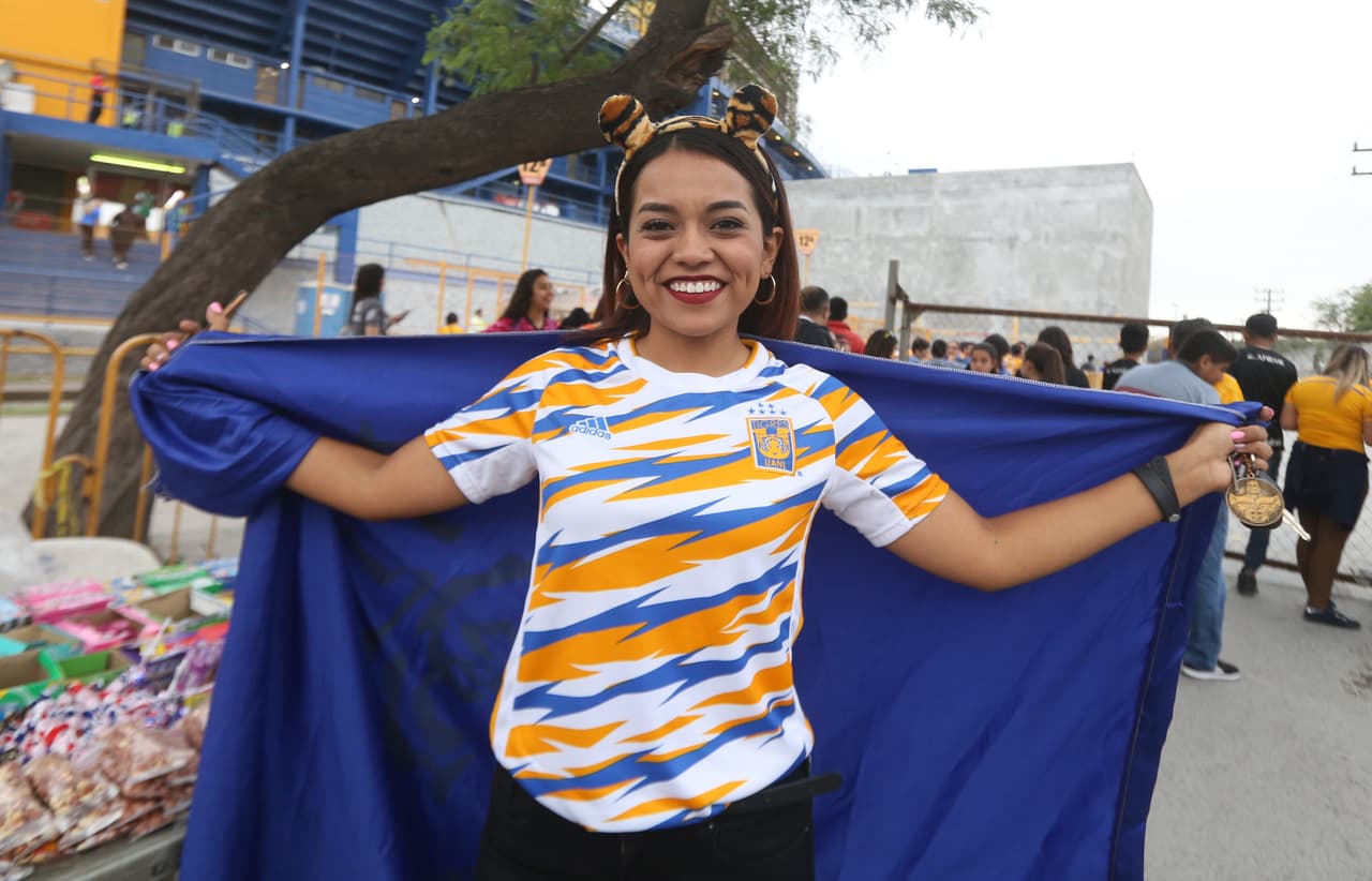 Los fanáticos viven con emoción los minutos previos al juego entre Tigres y Rayadas por la Final de la Liga MX Femenil Clausura 2019.