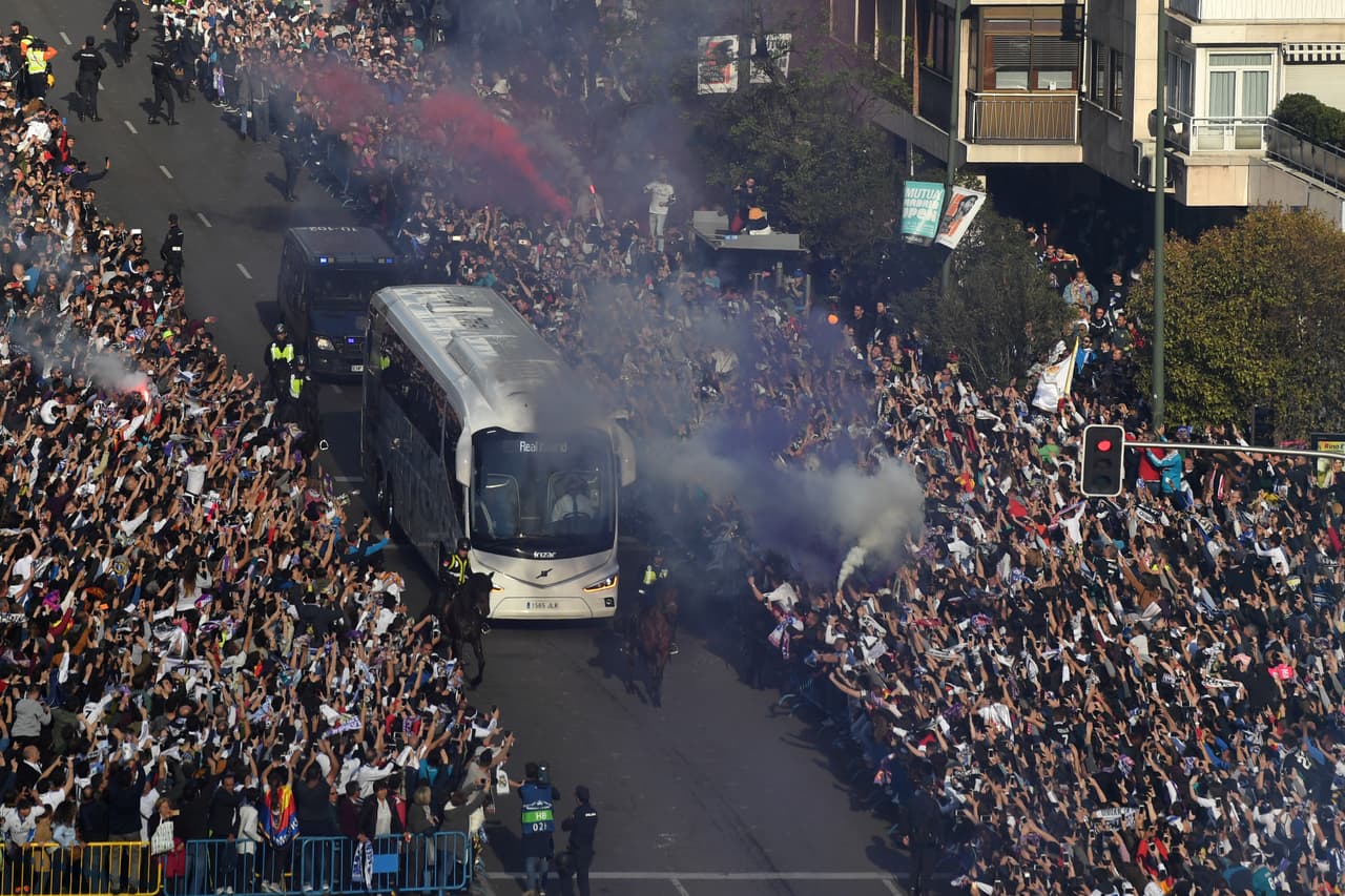 Los fanáticos de Real Madrid inundaron las calles en el camino del equipo al estadio Santiago Bernabéu previo al partido contra Bayern Municha en la vuelta de semifinales de la Champions League.