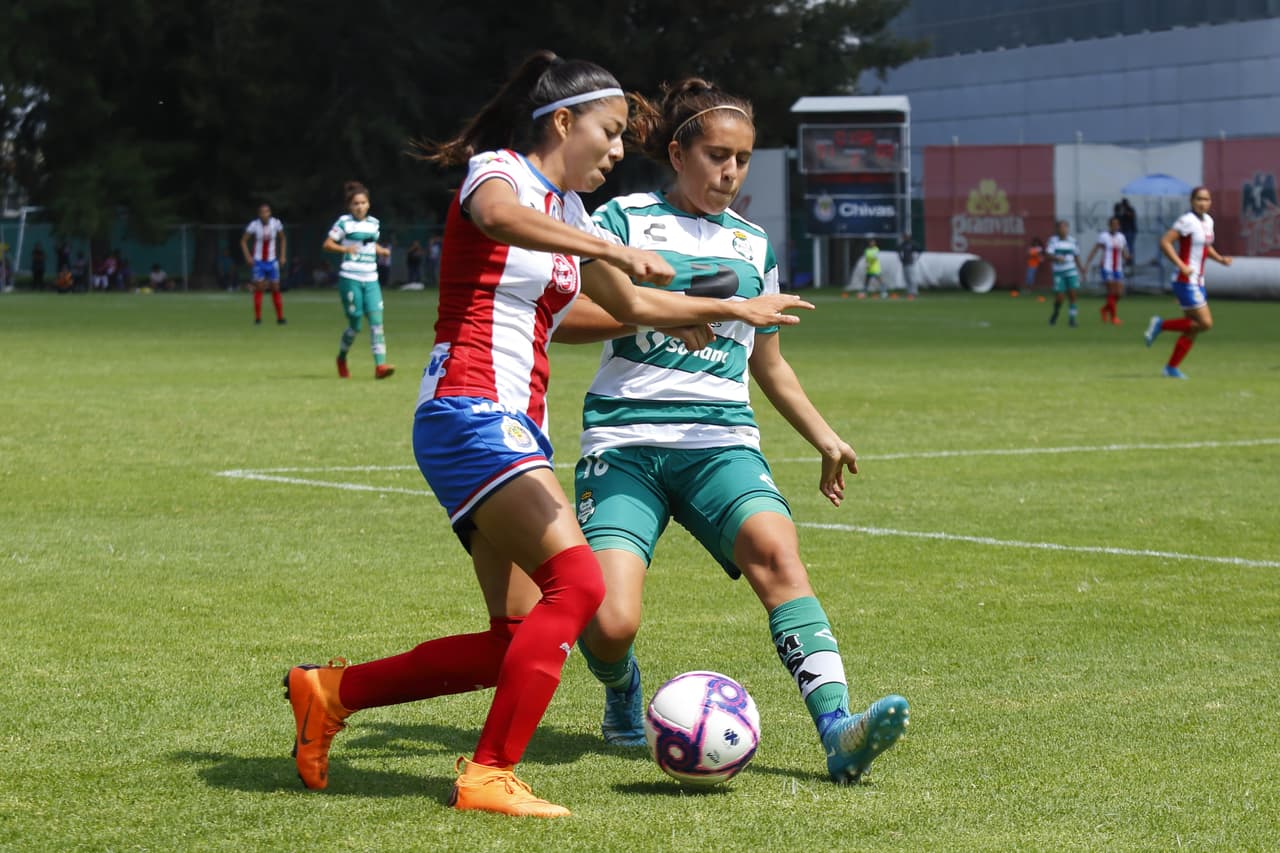 Con hat-trick de Estela Gómez, las de Torreón vencieron a las Chivas en Guadalajara 2-3; Dania Pérez y María Guadalupe Velázquez descontaron por las locales.