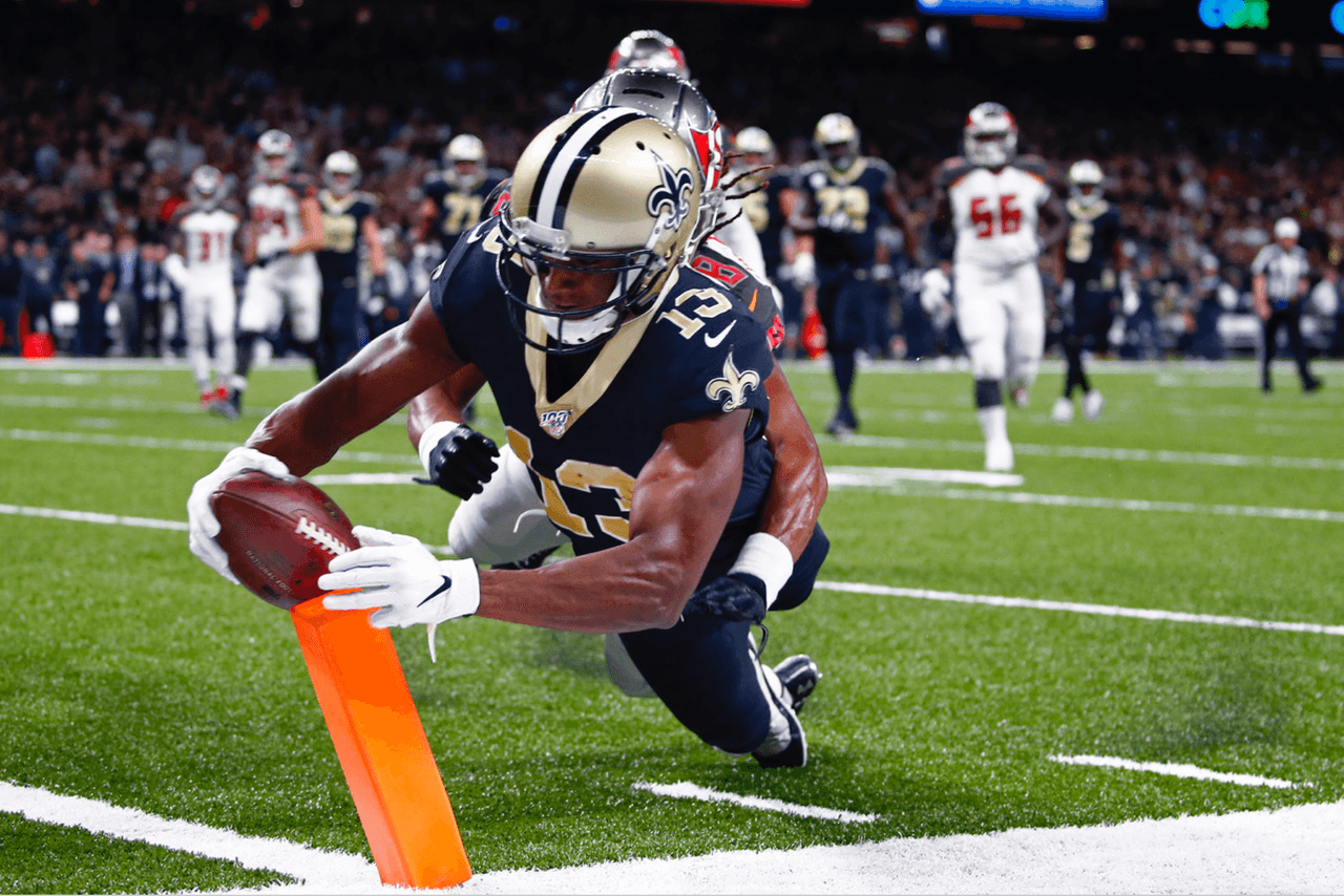 Michael Thomas de los New Orleans Saints anota touchdown contra Tampa Bay Buccaneers.