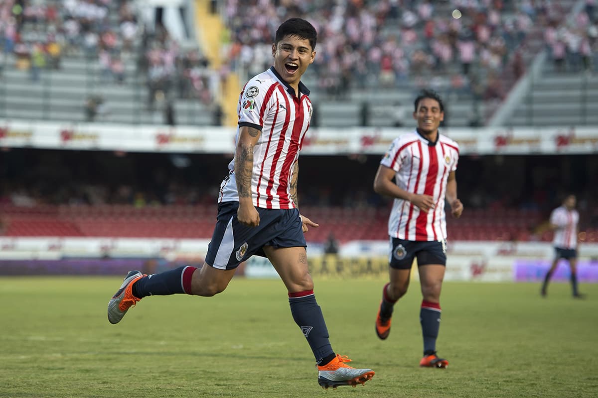 A los minutos 12 y 24 llegaron los goles de 'Chofis' López, para darle el primer triunfo a Chivas en el Apertura 2018.