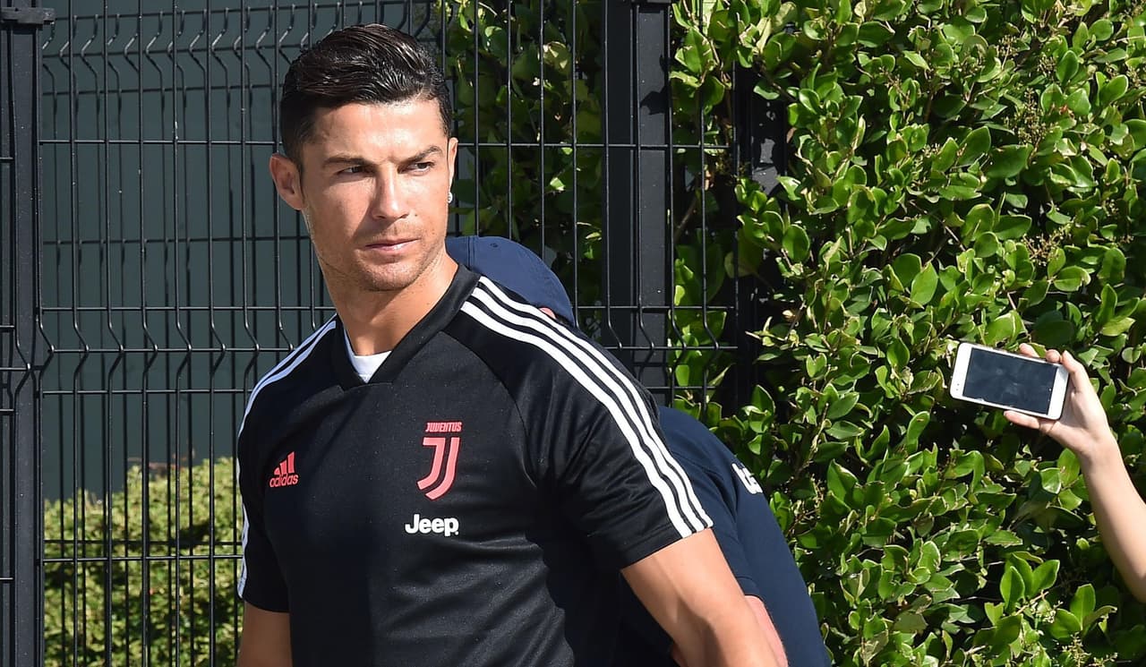 Luego de ganar la UEFA Nations League y darse un tiempo de descanso con su familia, Cristiano Ronaldo se unió este sábado a la pretemporada de la Juventus en Turín. Los fanáticos que estaban en el Training Center aprovecharon para pedirle una foto y un autógrafo al ídolo portugués.