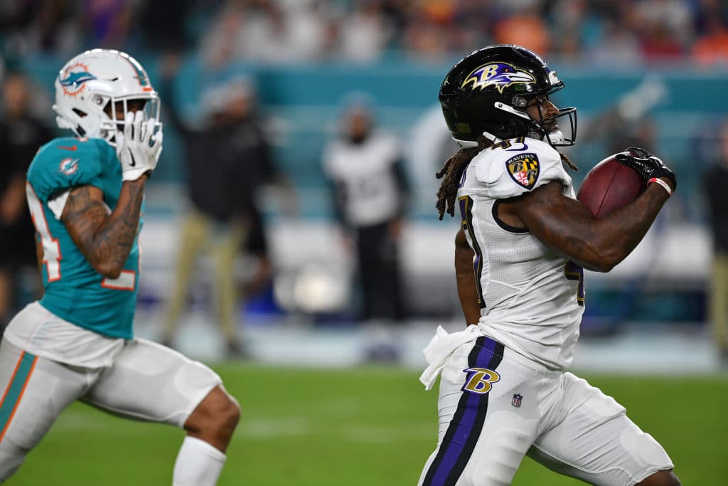 Finalmente, los Baltimore Ravens vencieron 27-10 a los Miami Dolphins en el Hard Rock Stadium. El corredor De'Lance Turner (derecha) anotó para los Ravens un touchdown y recorrió 75 yardas.