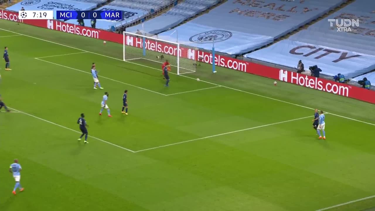 ¡TIRO ATAJADO! disparo por Riyad Mahrez.