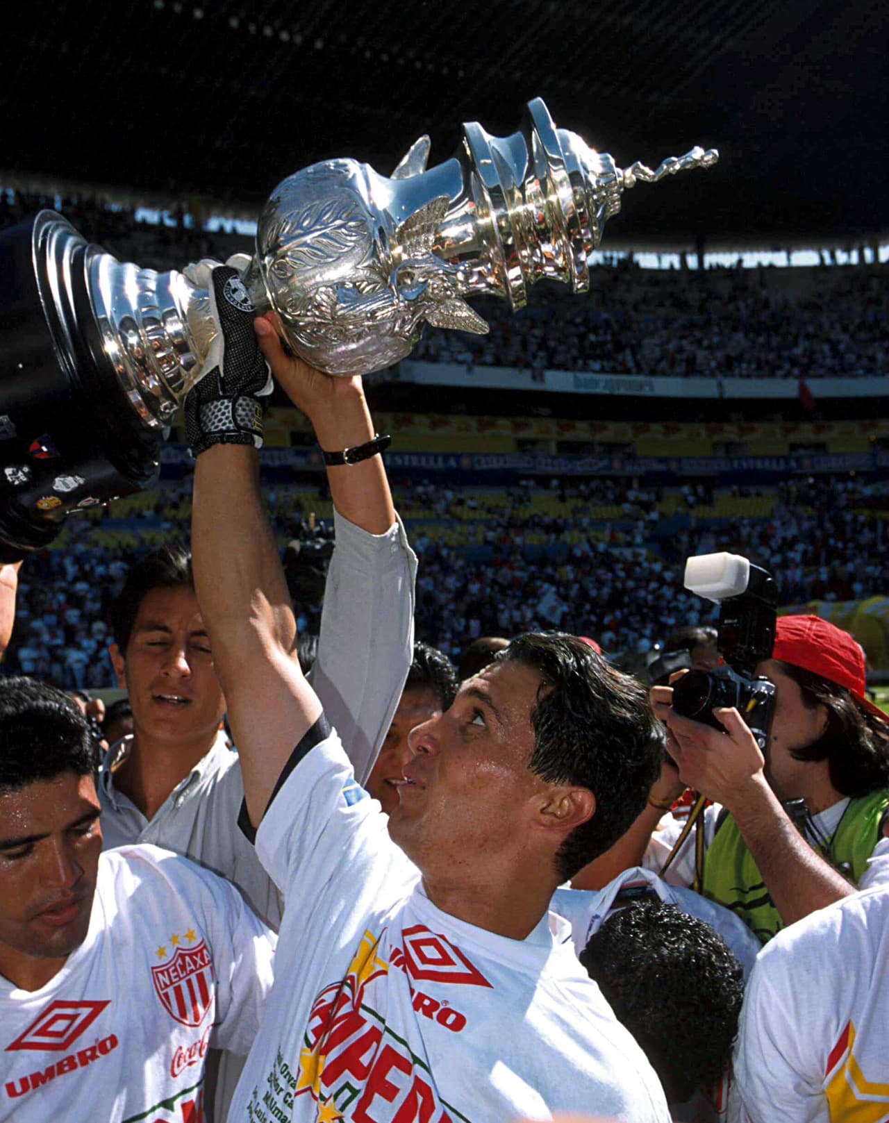 En el Invierno 98 levantó el título de liga jugando con los Rayos del Necaxa.