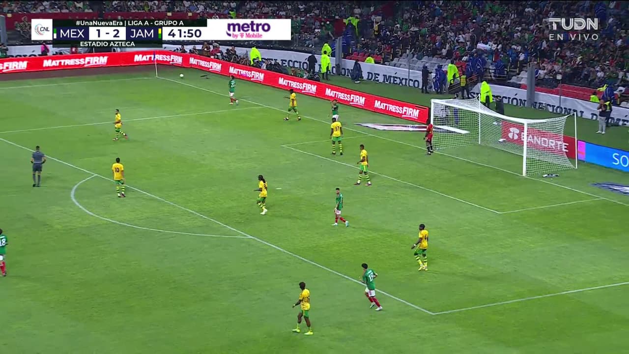 ¡CERCA! Hirving Lozano disparó que se estrella en el poste.