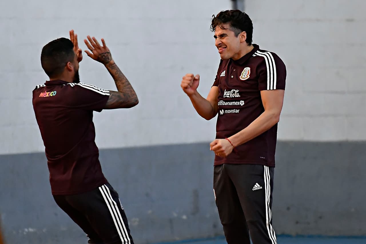 Lo importante fue que, a pesar de las adversidades, los jugadores del Tricolor supieron sacarle la mejor parte. Aquí se ve a Guillermo Ochoa bromeando con uno de sus compañeros.