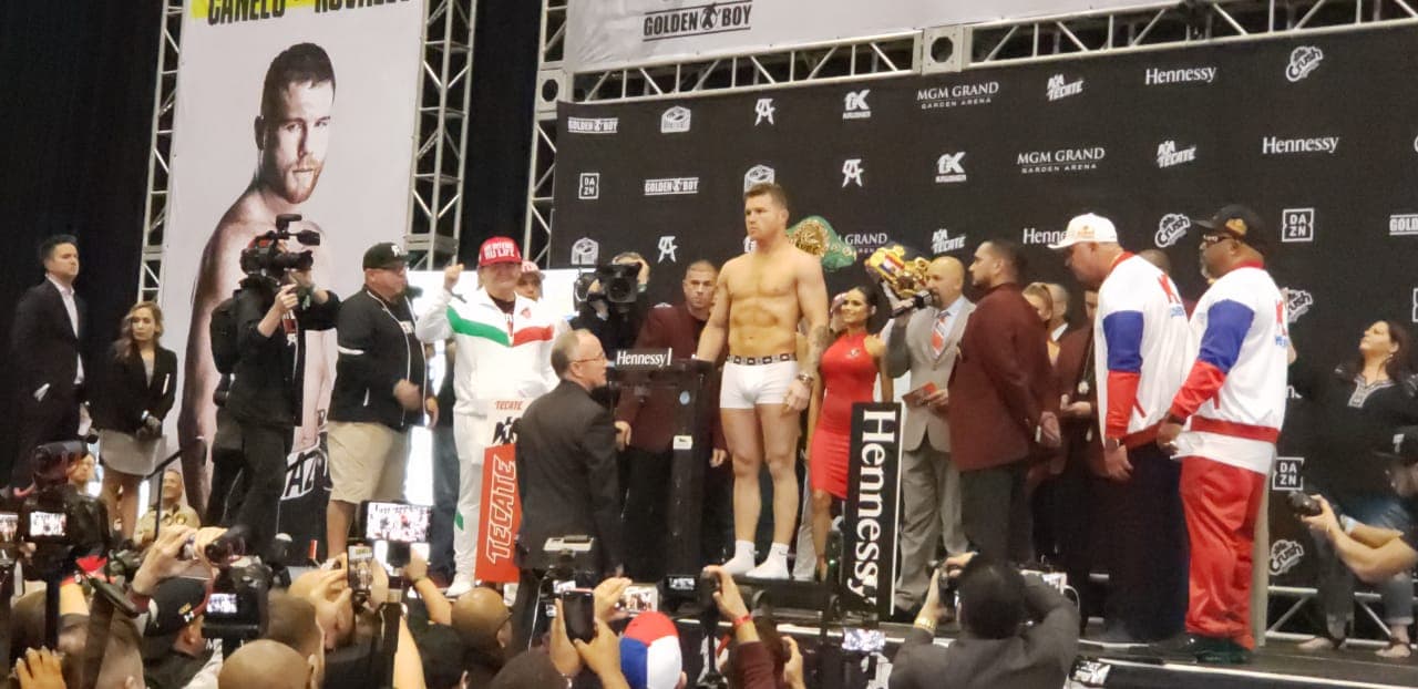 Saúl Álvarez presumió de un físico más trabajado que el ruso Kovalev en la ceremonia de pesaje.