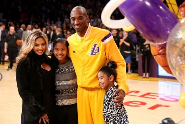 Kobe Bryant debe estar pidiendo a Santa unas piernas nuevas y un equipo nuevo, la golpeada estrella se las ha arreglado para seguir anotando, pero su equipo no ve los resultados, de cualquier manera Kobe sólo necesita bajar un poco ese ego y pasar mas el balón y ser más efectivo.