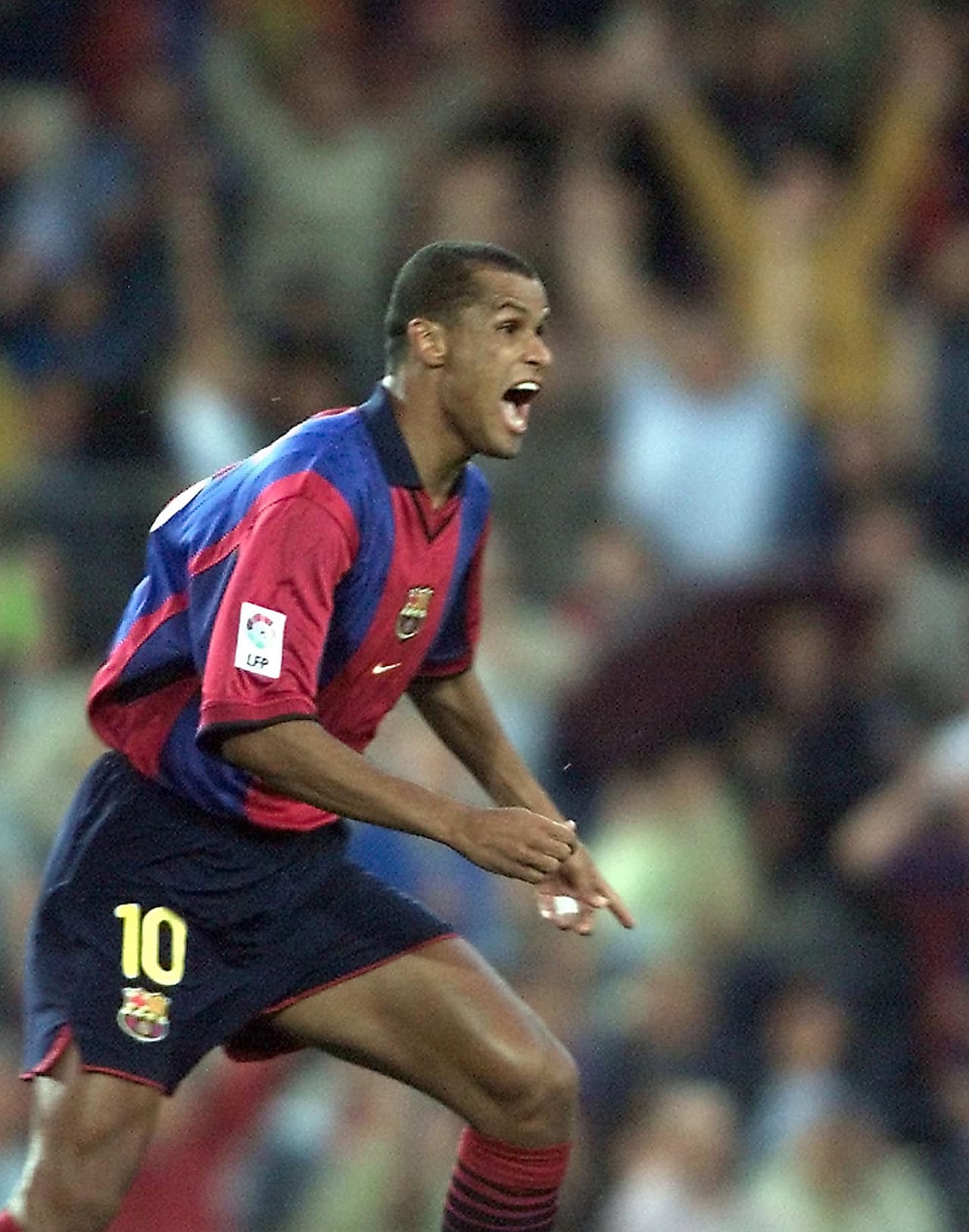<b>Rivaldo (Barcelona) - </b>en el 2001, el crack brasileño marcó quizás su mejor gol con el club blaugrana en La Liga. Lo hizo ante el Valencia.
