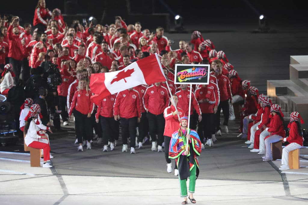 La delegación de Canadá sale al desfile encabaezda por su abanderado Scott Tupper.