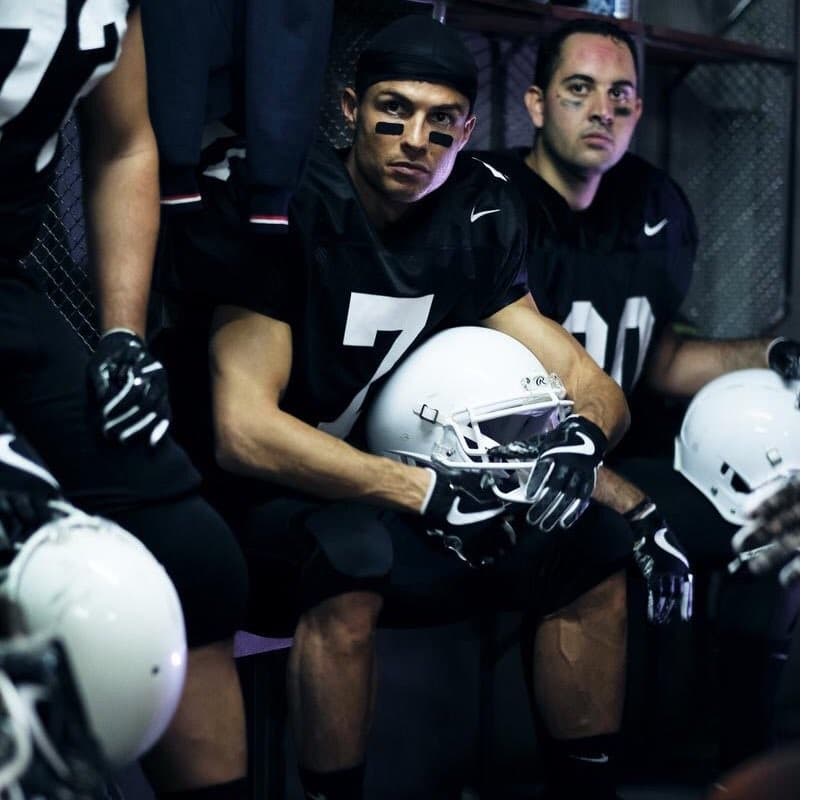 Cristiano Ronaldo se viste de jugador de futbol americano previo al Super Bowl 