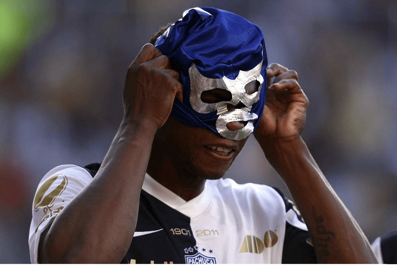 <b>Félix Borja </b>– El futbolista ecuatoriano vivió muy buenos momentos con el Pachuca, y en un partido tras anotar celebró al ponerse una máscara.