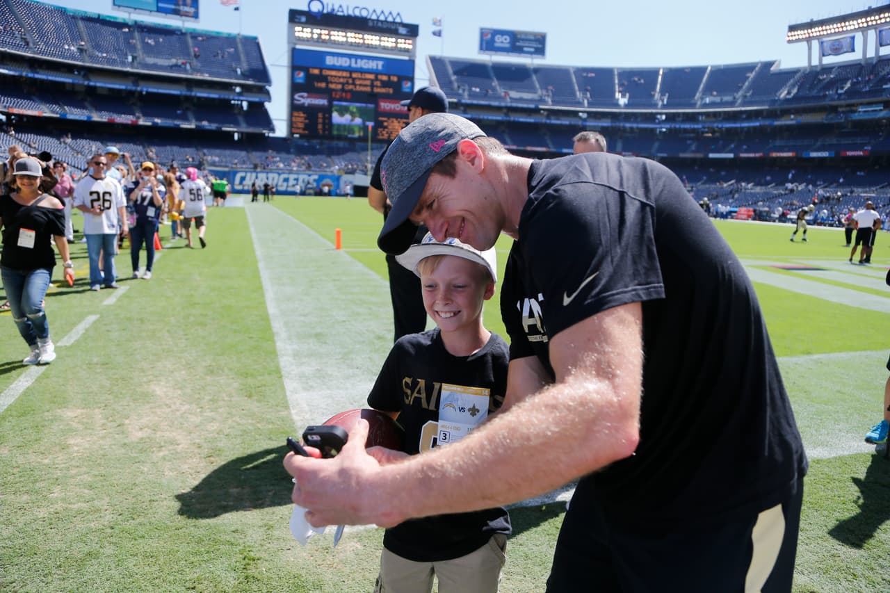 Los outfits, los gritos, las porras, carteles y autógrafos, todo lo que un fan NFL lleva a los partidos.