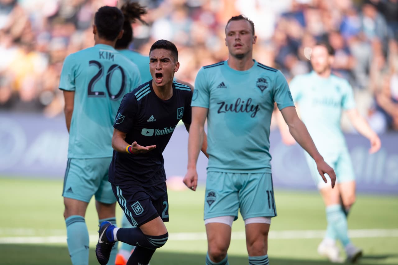 El colombiano de 21 años Eduard Atuesta (centro) marcó su primer gol del año con LAFC.