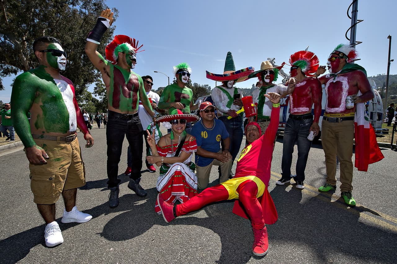 La alegría mexicana se tomó los alrededores del estadio Rose Bowl en la previa del partido de despedida en Estados Unidos contra Gales, con miras a definir el grupo de 23 jugadores para el Rusia 2018.