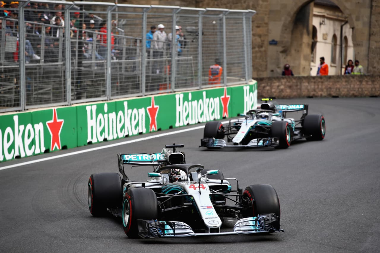 Así mismo, Hamilton y Valtteri Bottas (Mercedes) buscaban arrebatarle la primera posición a Sebastian Vettel (Ferrari).