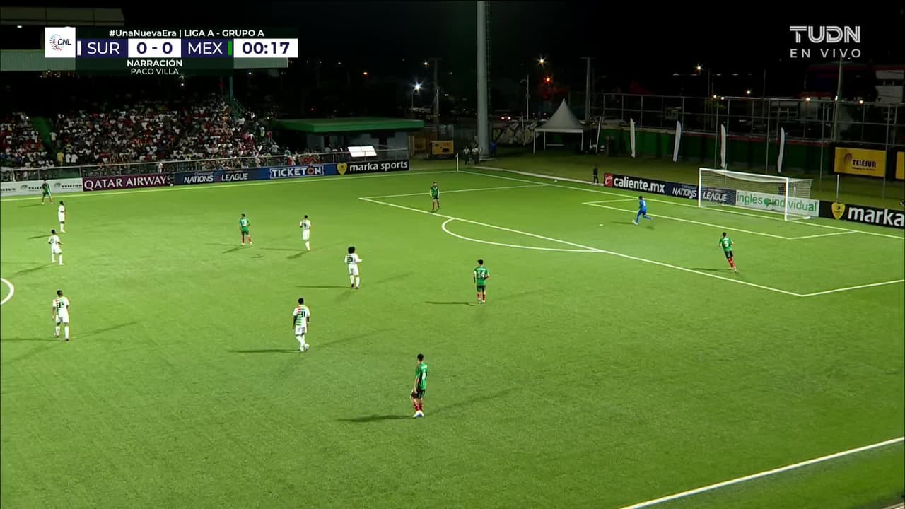 Arranca el partido y la pelota está en juego.