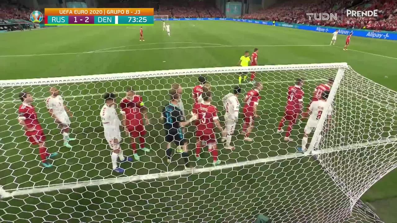 ¡TIRO ATAJADO! disparo por Simon Kjaer.