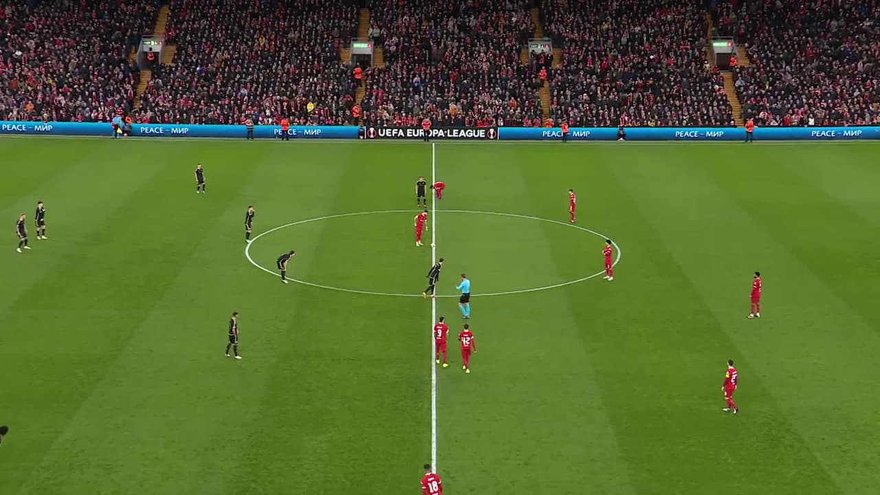 Arranca el partido y la pelota está en juego.