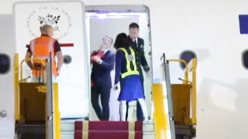 El momento en que Macron recibe un empujón en la cara por parte de su esposa