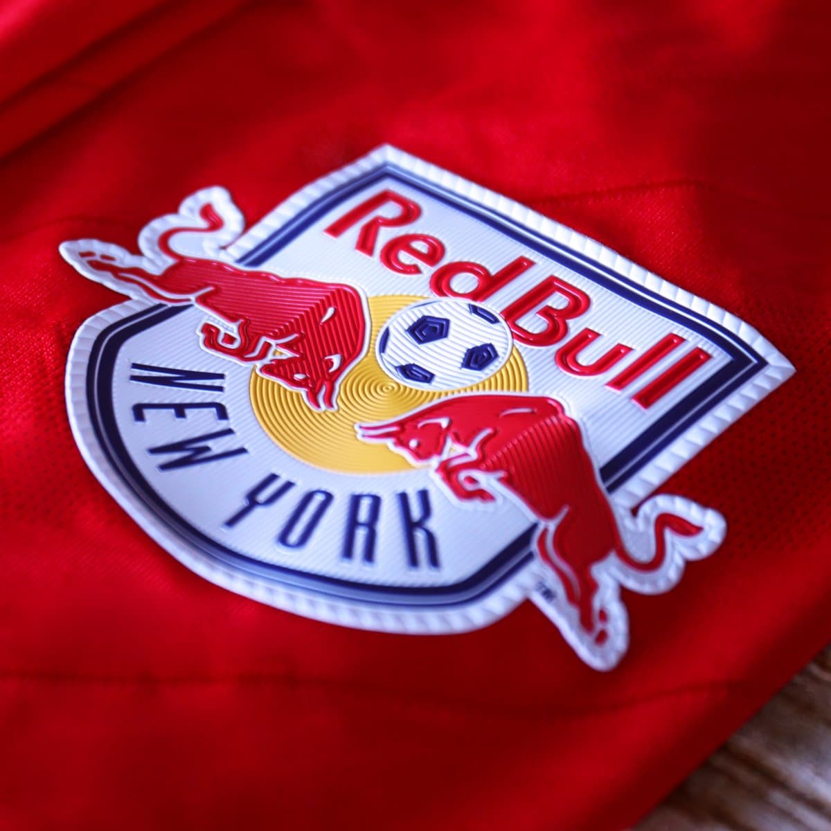 New York Red Bulls por fin le hace honor a su nombre y le prestó atención al sector de aficionados que pedían la playera en rojo.