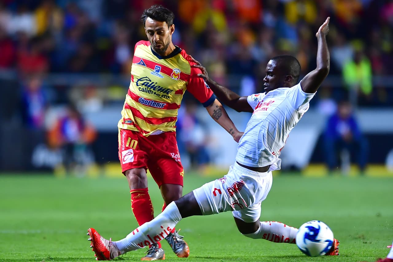 Jorge Valdivia recibe falta de Kevin Balanta tras tocar el balón con Mario Osuna.