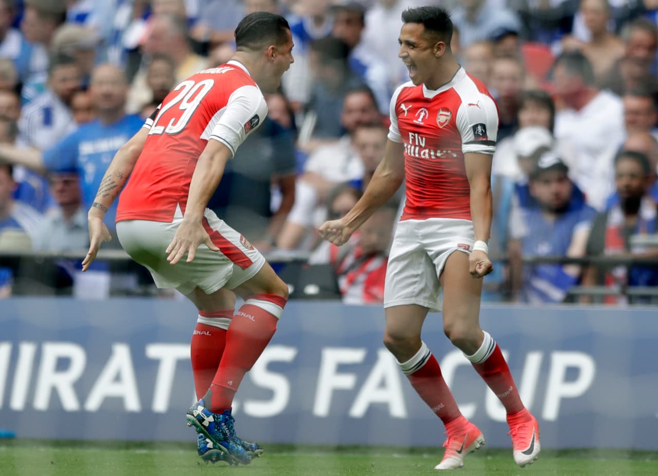 El jugador de Arsenal, Alexis Sánchez, derecha, festeja con su compañero Granit Xhaka tras anotar un gol contra Chelsea en la final de la Copa de la FA el sábado, 27 de mayo de 2017, en Londres. Arsenal ganó 2-1. (AP Photo/Matt Dunham)