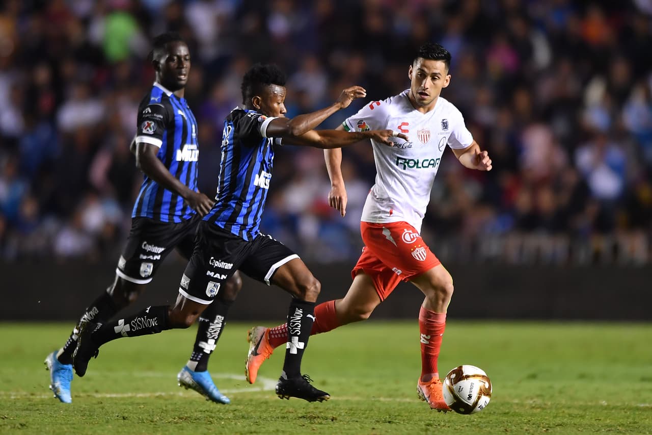 Necaxa aprovechó la superioridad numérica y repitió dosis con triunfo 2-3 (2-6 global) ante Gallos Blancos.