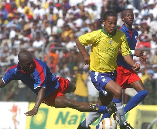 Los sudamericanos no tuvieron piedad con lo locales y les metieron seis goles. Los que anotaron fueron: Roger en dos ocasiones, Nilmar y Ronaldinho, quien perforó la meta tres veces.