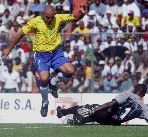 El segundo choque entre estas dos selecciones se dio el 18 de agosto del 2004 en Puerto Príncipe, Haití. En la alineación de Brasil había nombres como el de Roberto Carlos, Ronaldo, Julio César y Ronaldinho.