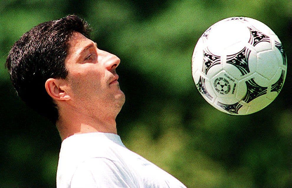 Estados Unidos 94 - Questra
<br>La tecnología sigue su marcha y se ñaden mallas para la estabilidad, además de fibras trenzadas. Su diseño fue inspirado por la industria aeroespacial del país.