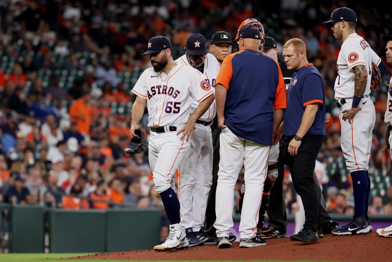José Urquidy sale en la segunda entrada por lesión