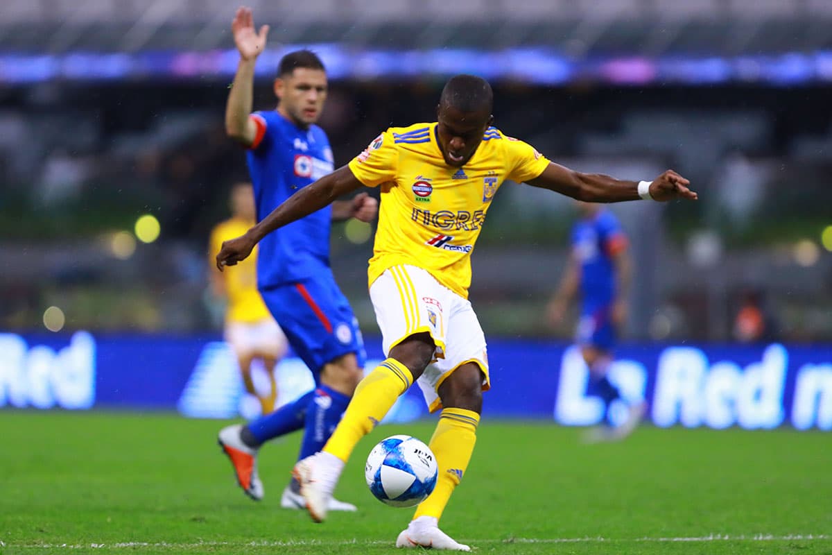 El delantero ecuatoriano Enner Valencia lideró las opciones de ataque para Tigres, aunque no contó con fortuna.