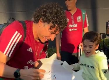 Ochoa recibe sorpresa cumpleañera de su familia en llegada del Tri a Los Ángeles